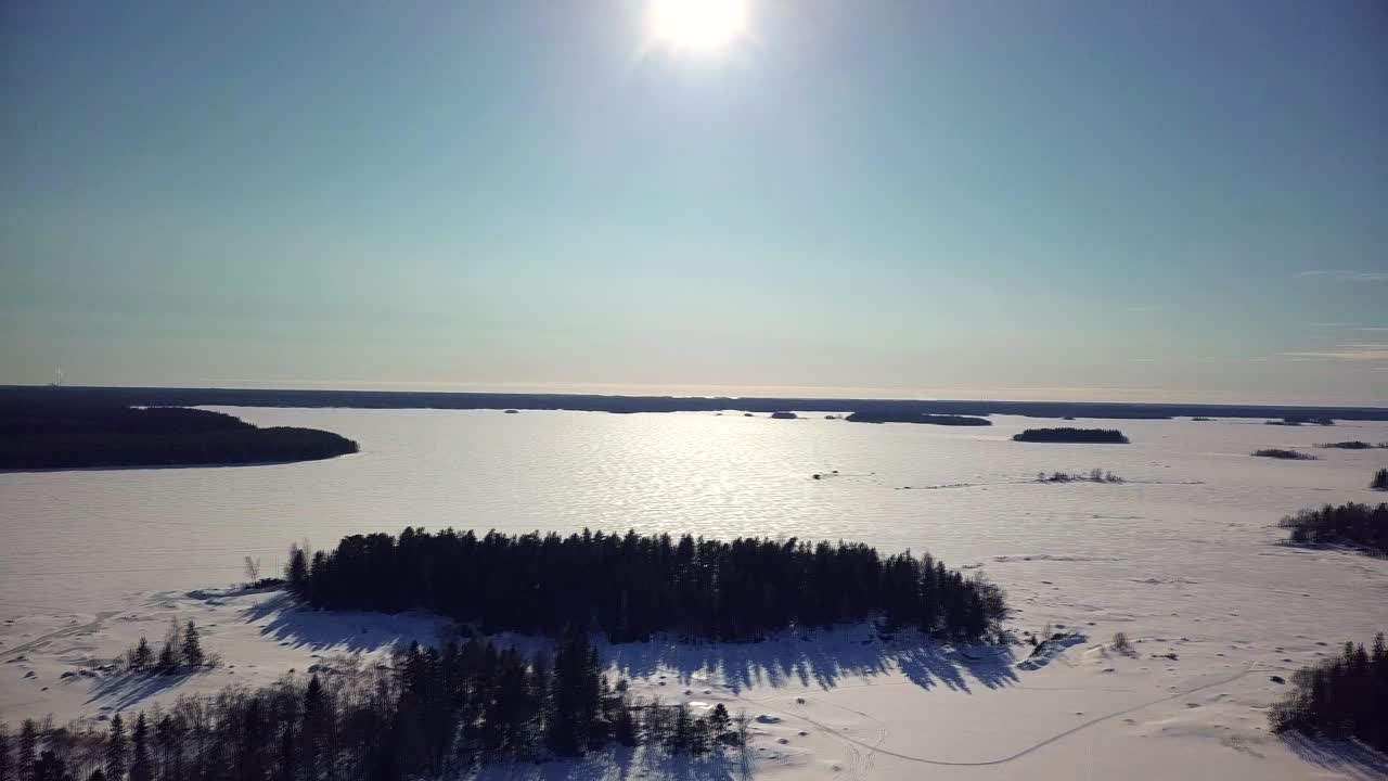 ILMAKUVA Suomen luonnosta joulukuussa, jäätyneitä järviä ja kirkkaan sininen taivas