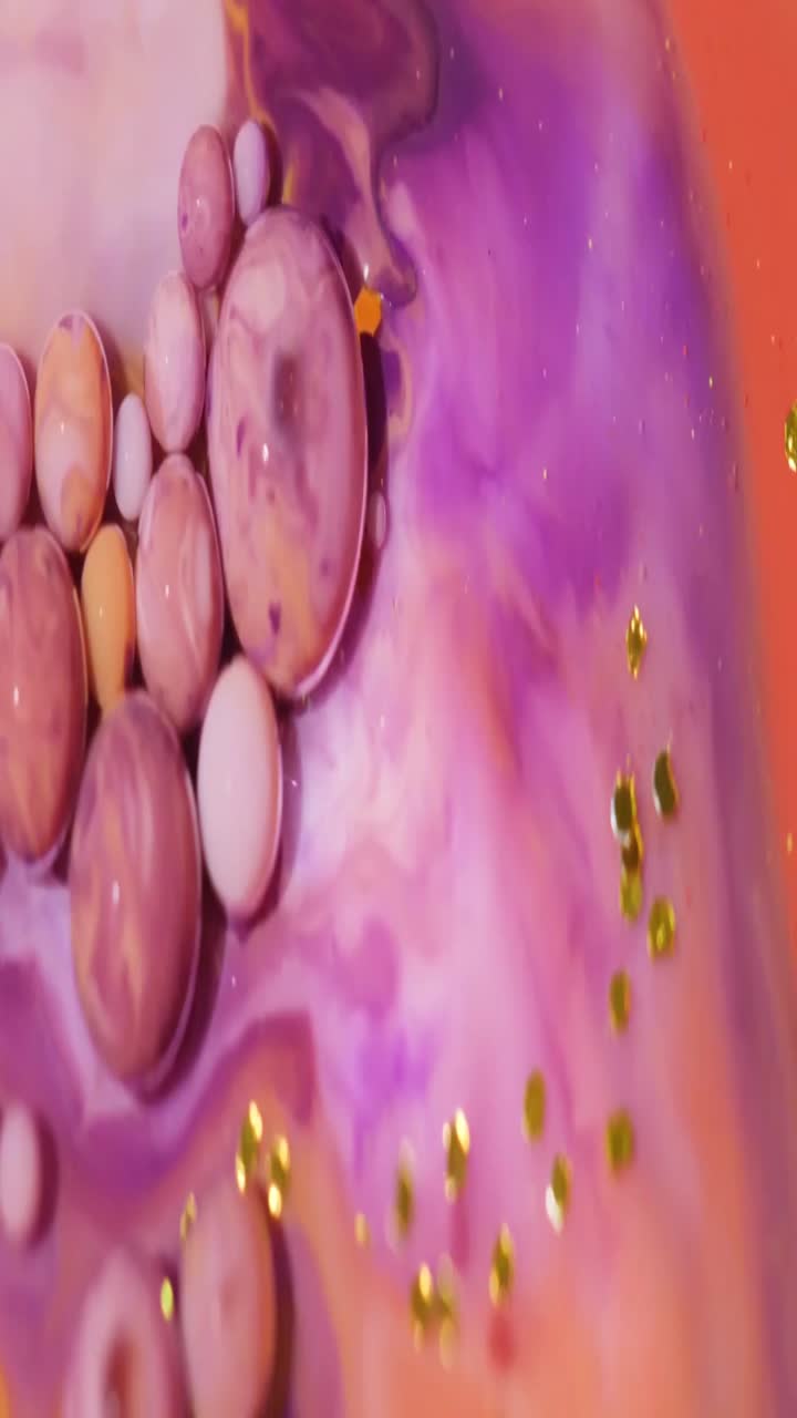 Arte Fluida Vibrante con Colori Vorticosi, Bolle e Glitter