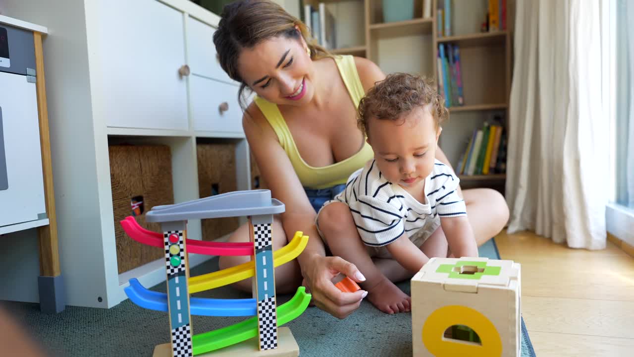 madre y bebé jugando con juguetes