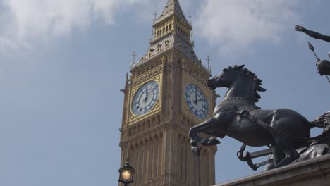 Palacio-De-Westminster-Con-El-Big-Ben-Y-La-Estatua-De-Boudicca-En-Londres,-Reino-Unido-2