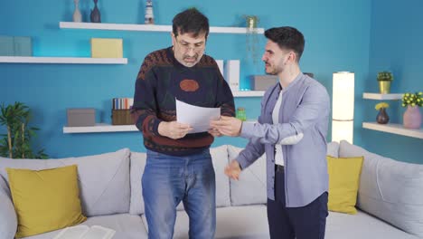 padre abrazando y felicitando a su hijo universitario que pasó el examen.