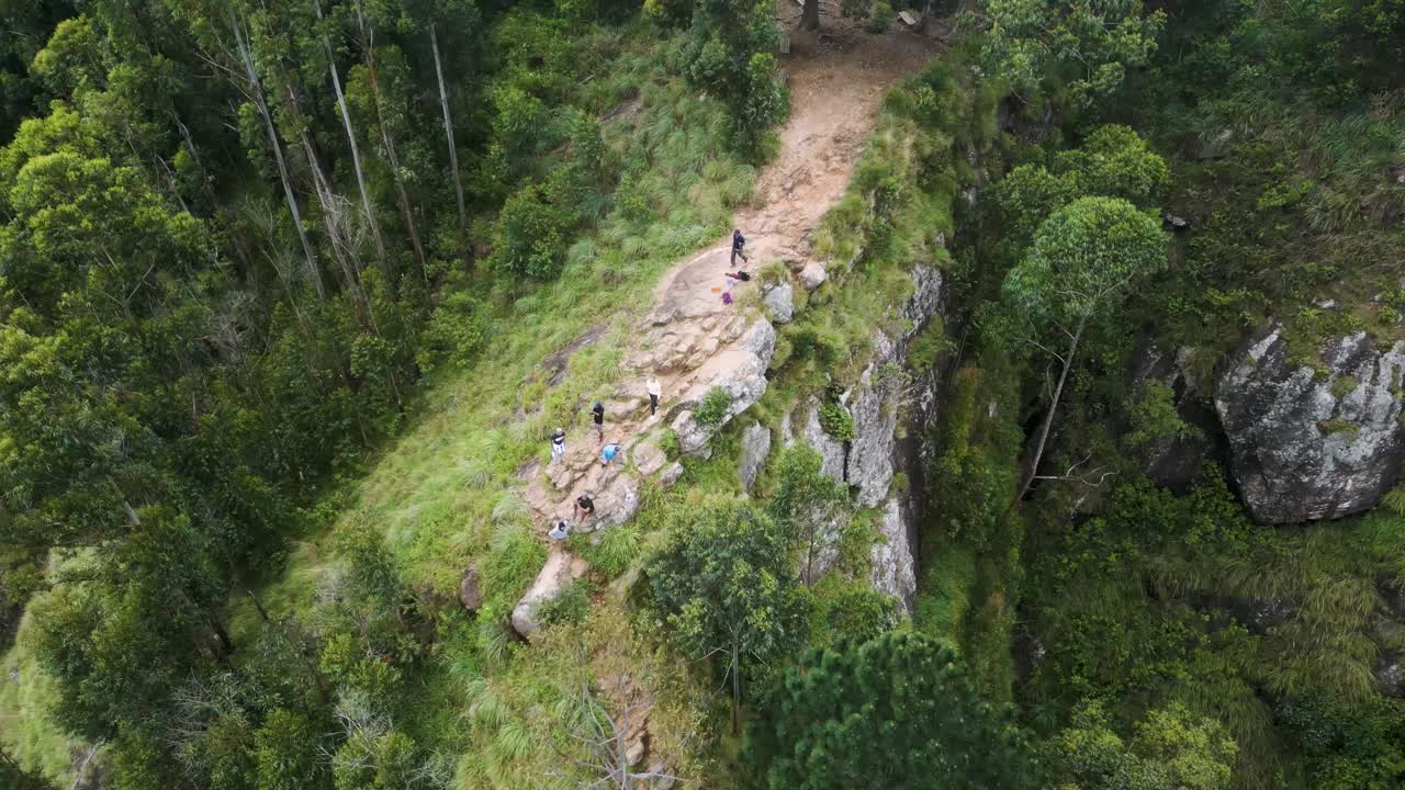 disparo de un dron de un grupo de personas haciendo senderismo ella rock en el bosque montañoso de sri lanka