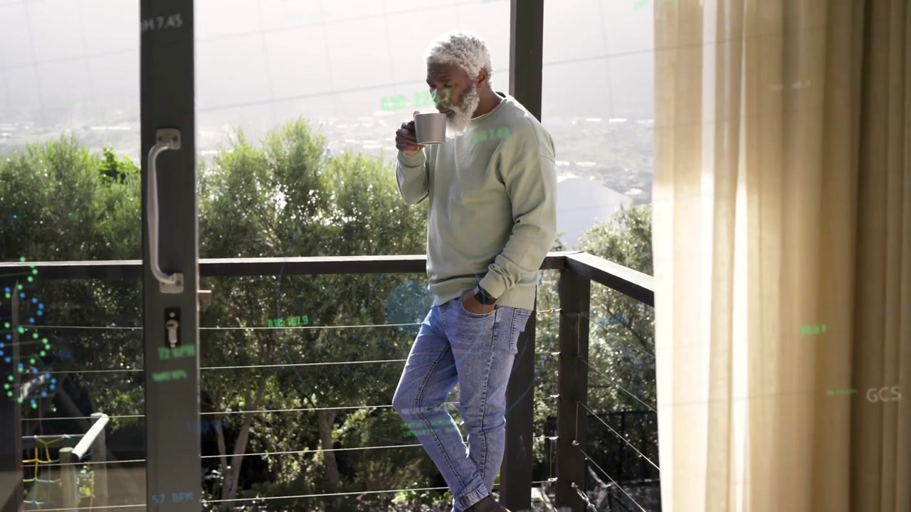 Älterer Mann tritt auf den Balkon, hält Tasse, nippt und überblickt die Aussicht für Gesundheit und Achtsamkeit