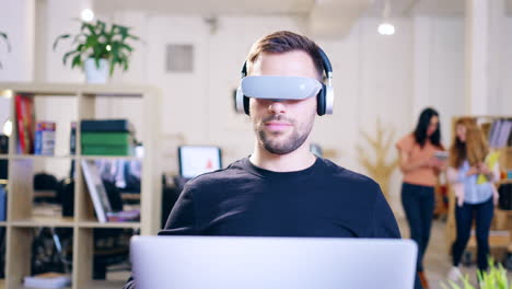 el hombre usa auriculares vr mientras trabaja en
