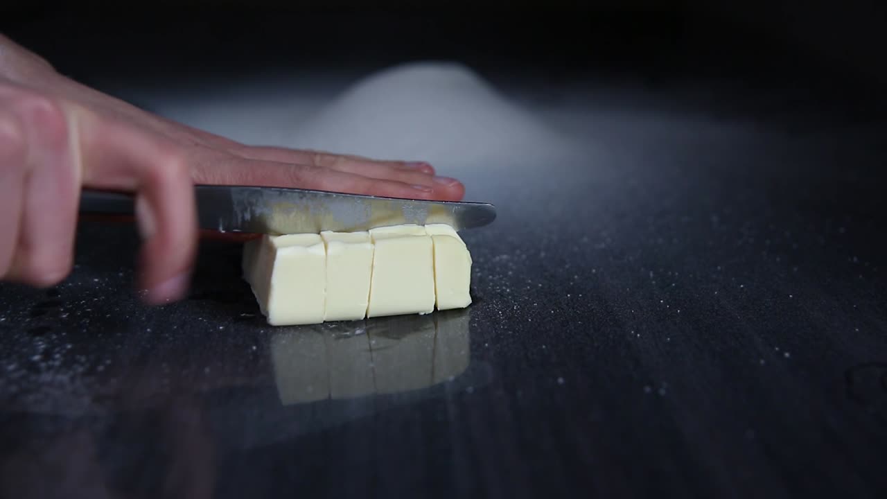 jefe cortando rebanadas de mantequilla