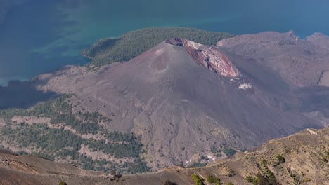 anak rinjani y danau sagara anak en la caldera del monte rinjani en lombok, indonesia. fotografía aérea