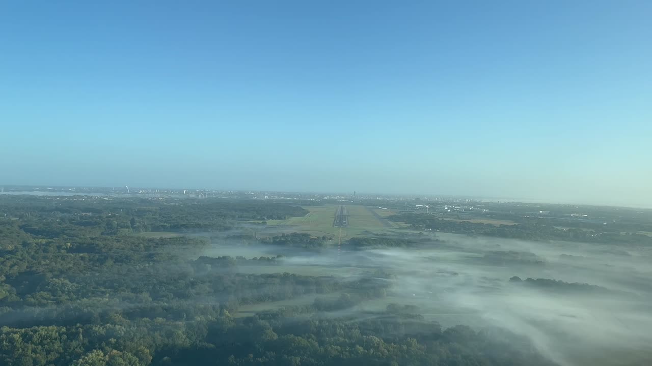 punto de vista piloto único de un avión que se acerca al aeropuerto de nants en francia, a 1000 m de altura, en una espléndida mañana nublada de otoño