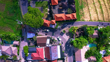 caos de tráfico en el cruce de tres vías en bali, coches y scooters conduciendo