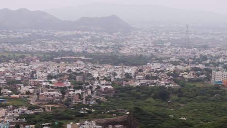 Paisaje-De-Casas-De-Ciudad-Abarrotadas-Con-Fondo-De-Montaña-Brumosa-Por-La-Mañana-Desde-Un-ángulo-Plano,-El-Video-Se-Toma-En-Ajmer-Rajasthan-India