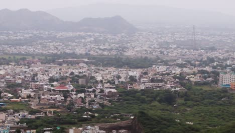 Überfüllte-Stadthäuserlandschaft-Mit-Nebligem-Berghintergrund-Am-Morgen-Aus-Flachem-Winkel.-Das-Video-Wurde-In-Ajmer,-Rajasthan,-Indien,-Aufgenommen