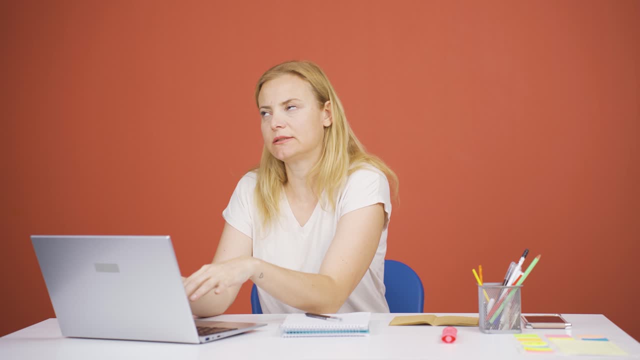 노트북 앞에서 잠들어 있는 여자.