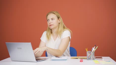 La-Mujer-Que-Se-Quedó-Dormida-Frente-A-Una-Computadora-Portátil.