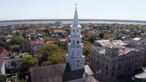 Primer-Plano-Aéreo-De-La-Aguja-En-La-Cima-De-La-Iglesia-De-San-Miguel-En-Charleston,-Carolina-Del-Sur