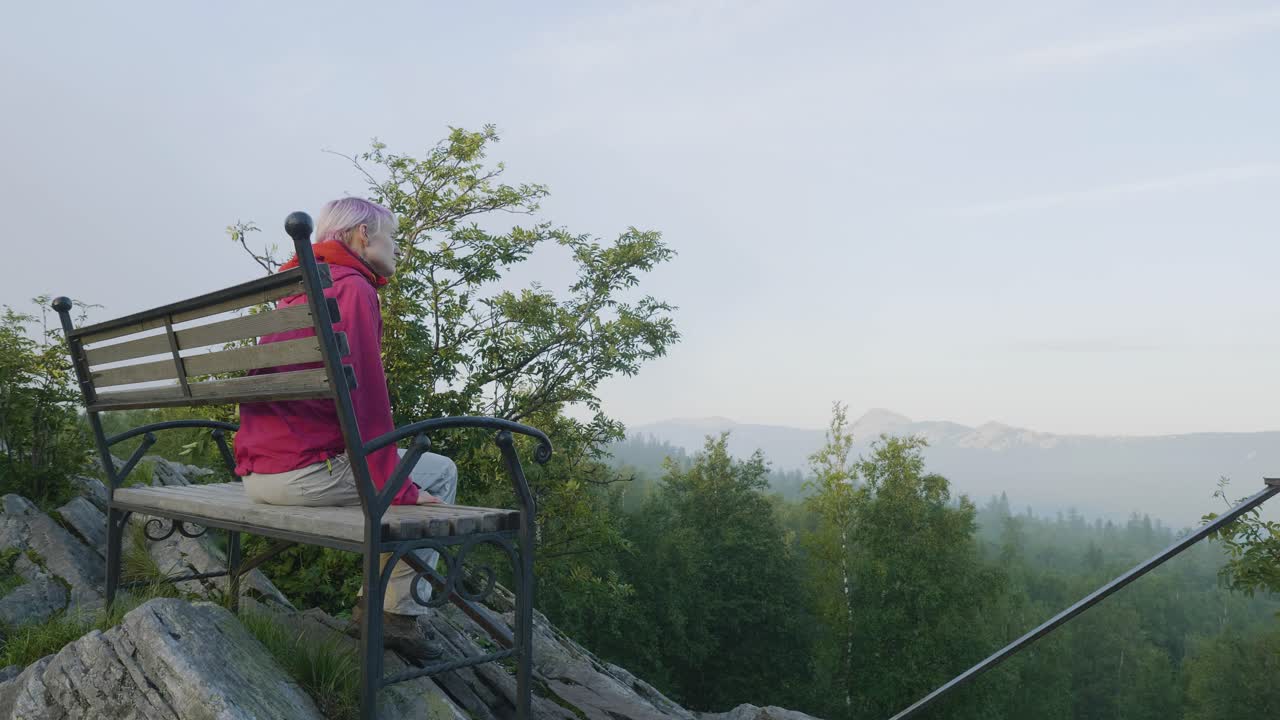 경치 좋은 벤치 에서 산 을 바라보는 여자