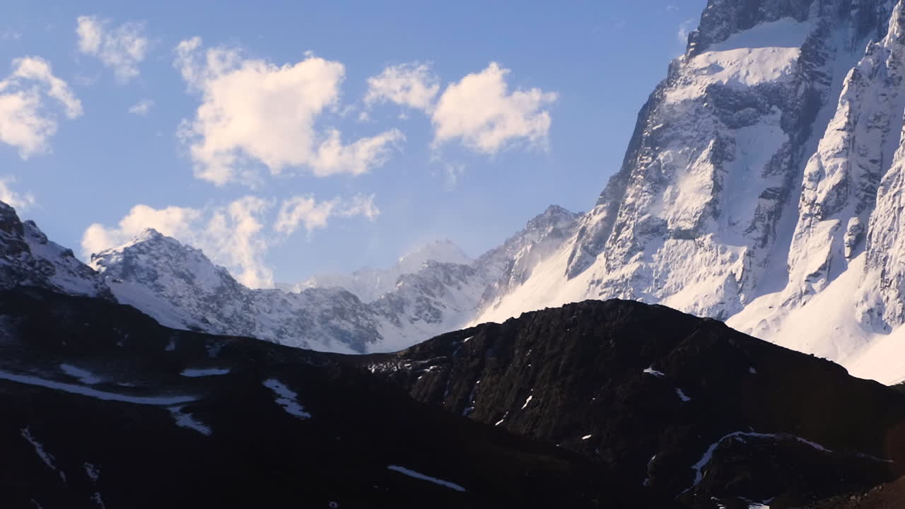 lapso de tiempo de andes nevados con nubes locas, chile