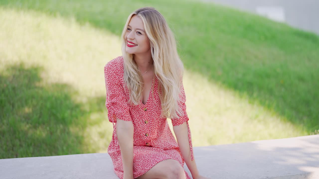 은 드레스를 입은 여자 야외