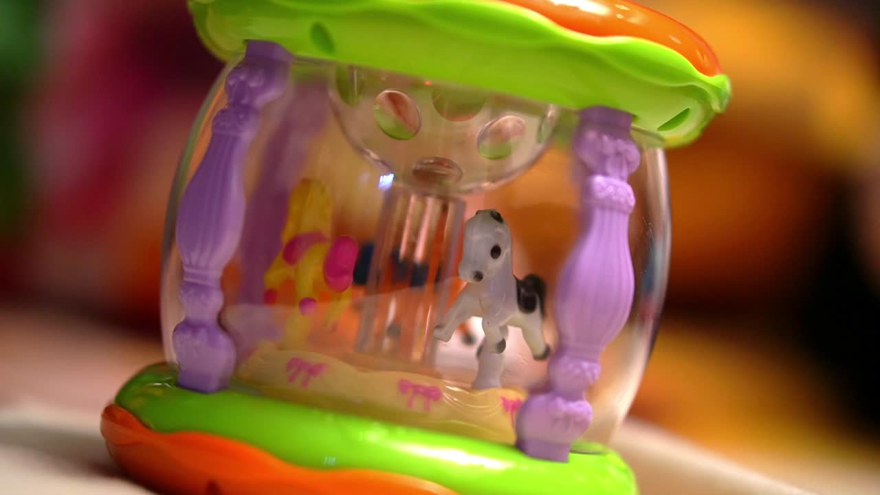 Ripresa cinematografica di una giostra musicale con cavalli