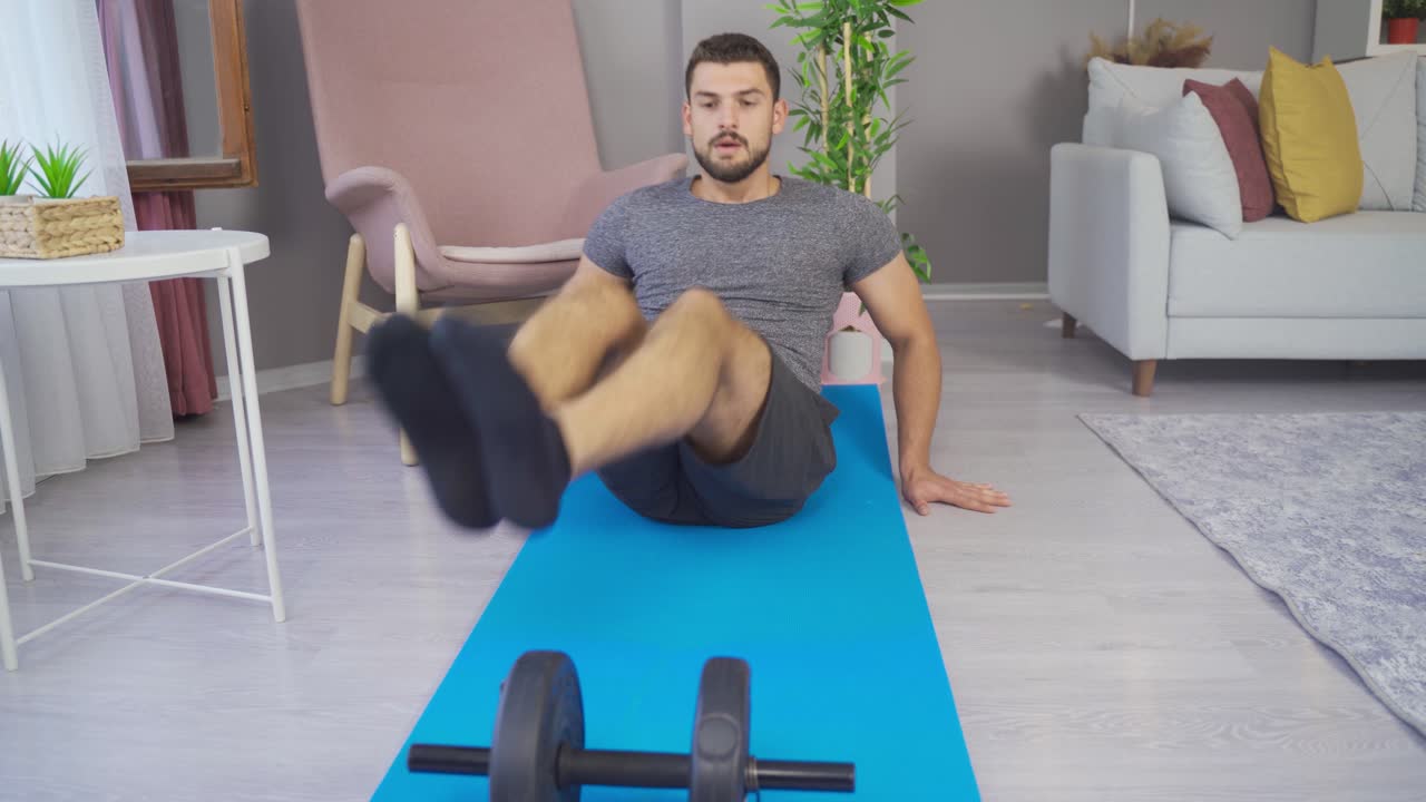 el hombre deportivo está entrenando en casa.