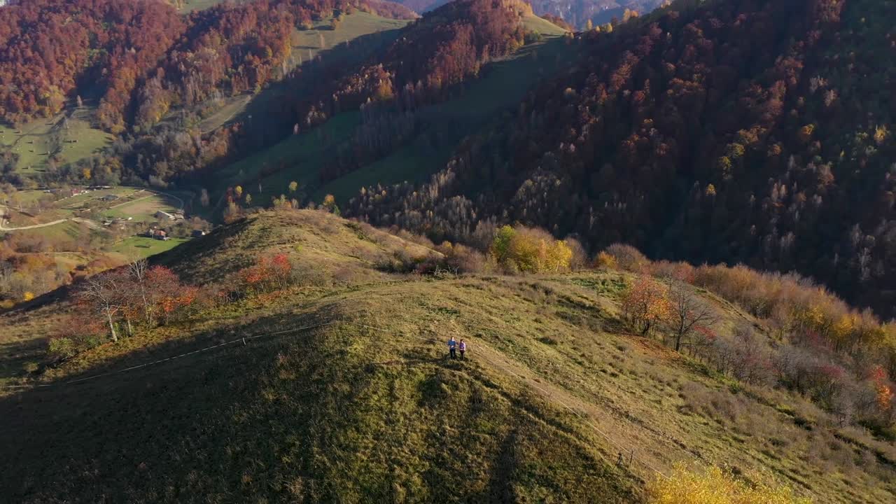 aerial uhd 4k punto de vista de excursionistas relajándose al aire libre en otoño. dron volando en círculo para capturar el sujeto