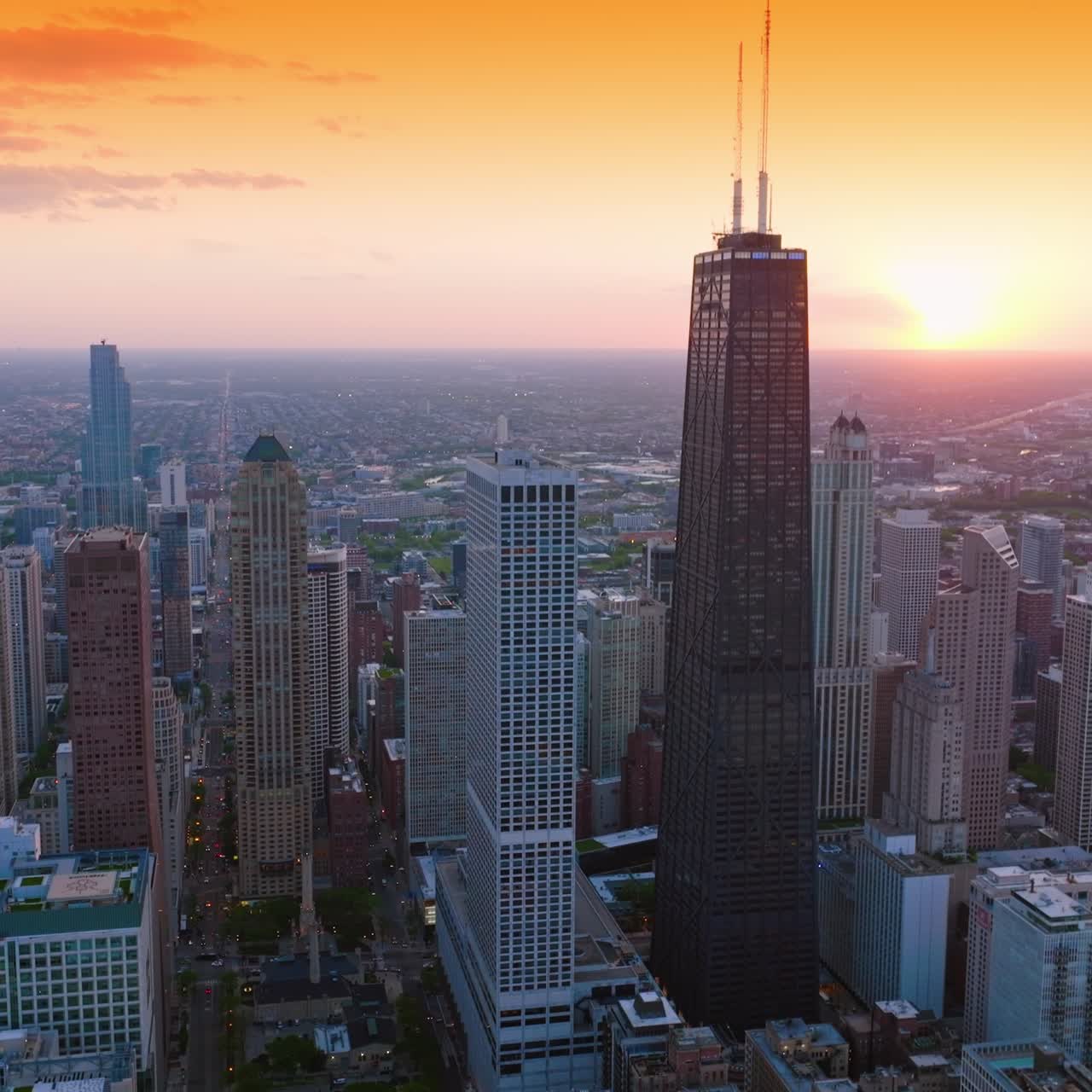 Imponenti grattacieli sullo sfondo di un cielo giallo al tramonto. Panorama urbano di Chicago da una prospettiva aerea