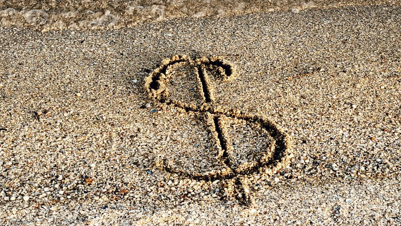 Simbolo del dollaro sulla sabbia. Sabbia e valuta.
