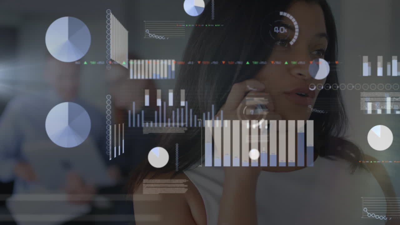 animación de procesamiento de datos estadísticos sobre mujer de negocios biracial hablando en teléfono inteligente en la oficina