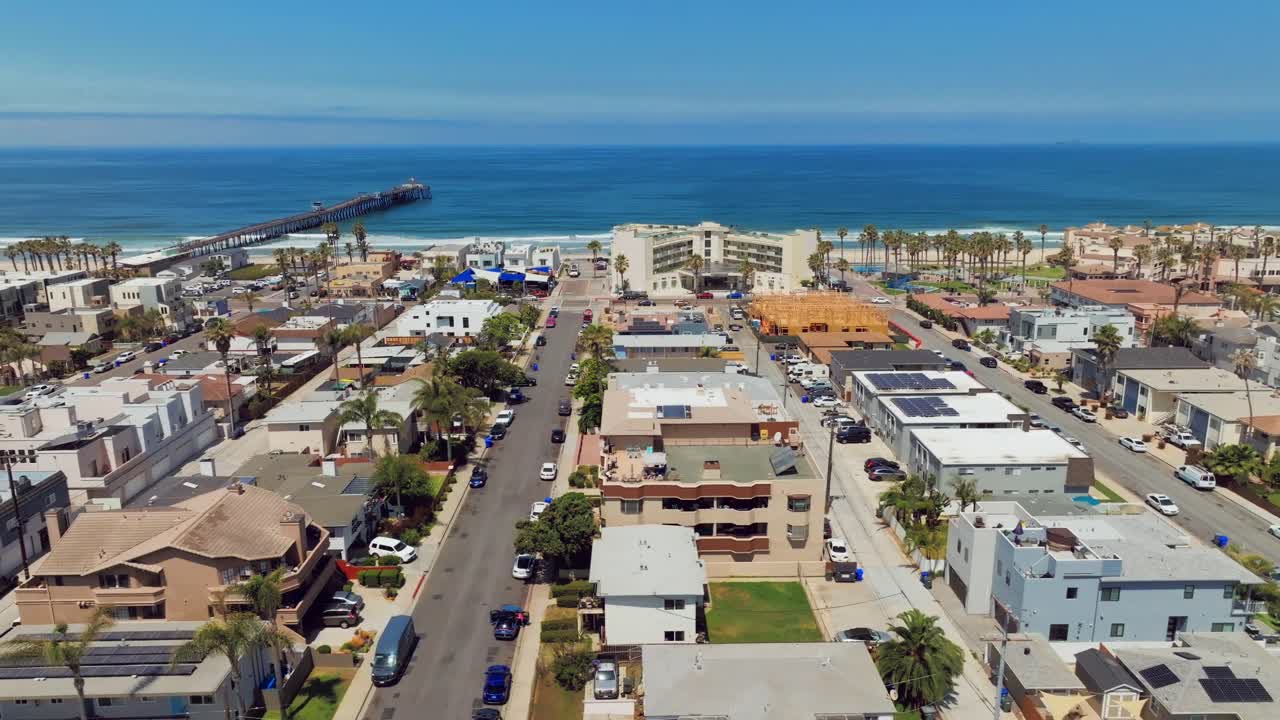 Paesaggio urbano sulla costa di Imperial Beach con vista sul molo di Imperial Beach