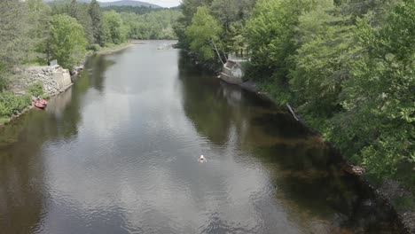 Schöne-Sommerszene,-Mädchenschwimmen-An-Einem-Schönen-Tag-Im-Fluss-1