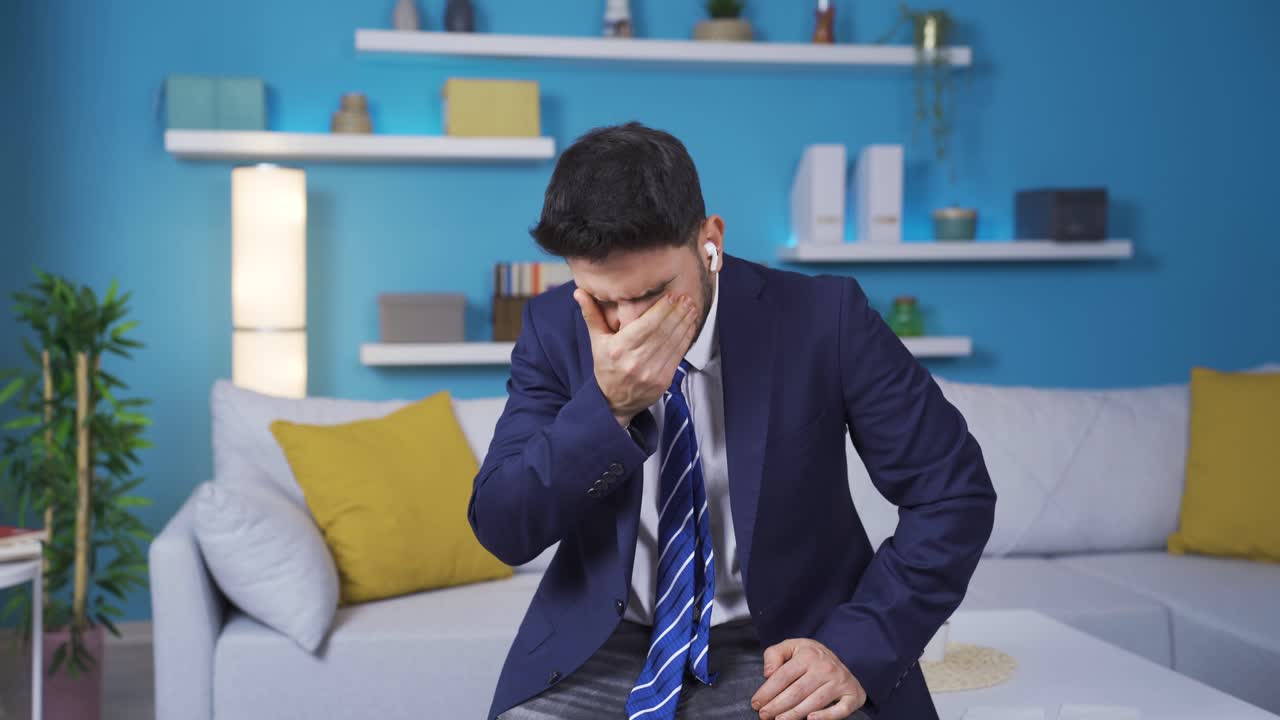 아픈 젊은 사업가는 느슨하고 피곤합니다.