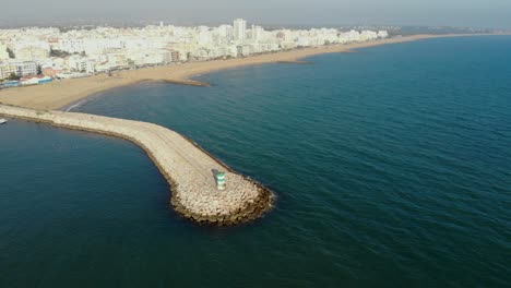 Puerto-Y-Faro-En-La-Ciudad-De-Quarteira-Al-Atardecer