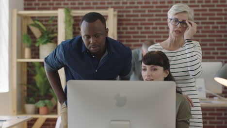 personas de negocios profesionales multiétnicas que intercambian ideas creativas que colaboran juntos utilizando la tecnología informática en el espacio de trabajo de la oficina moderna