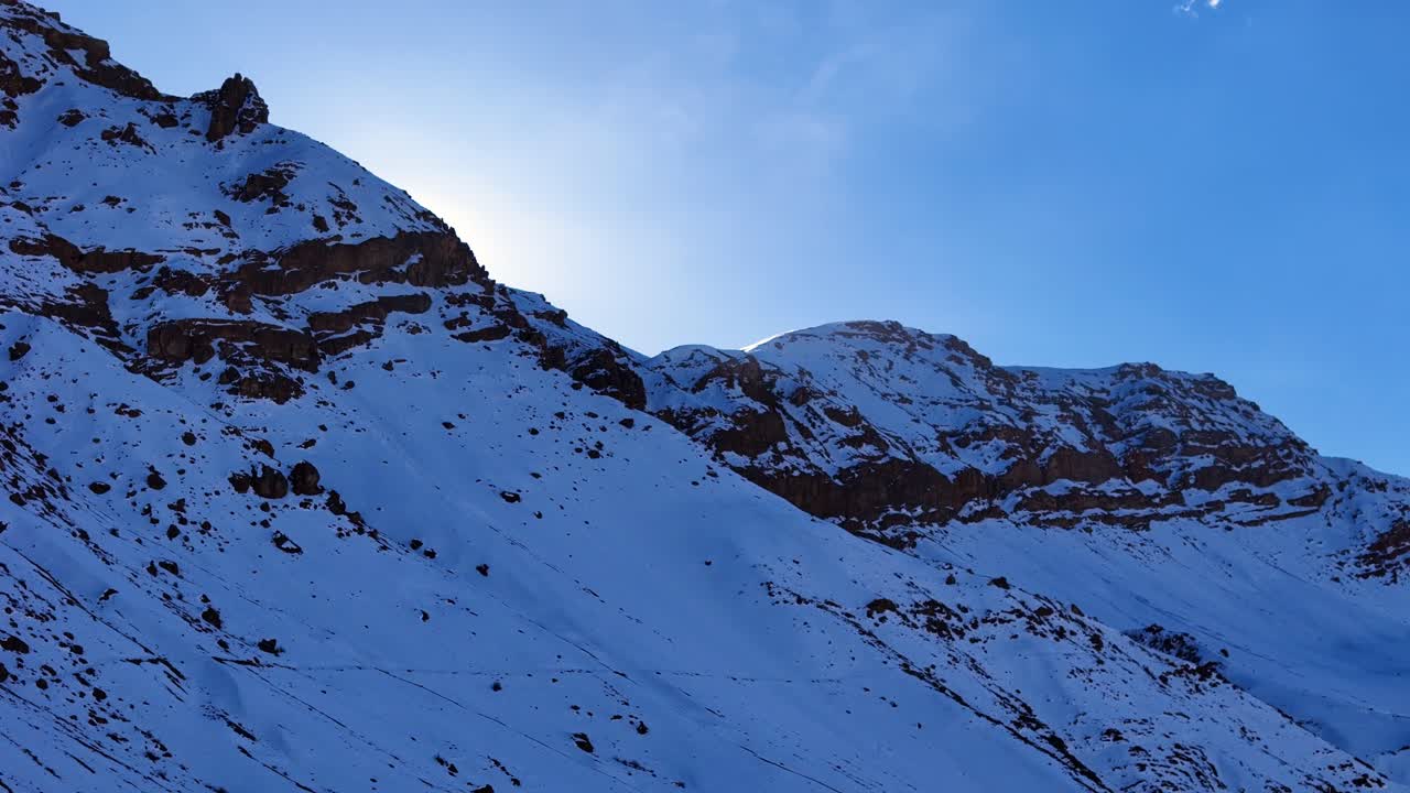 해가 뜨면 눈 인 산꼭대기