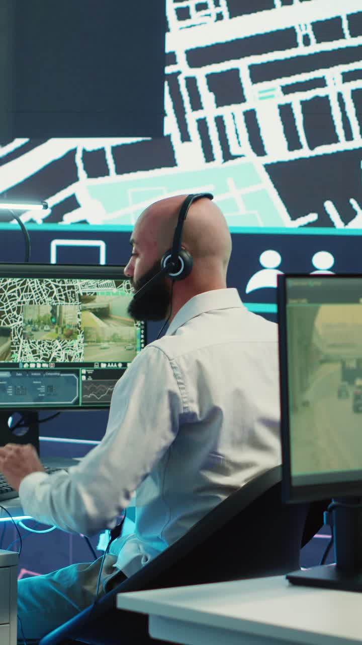 Uomo che lavora nella sala di controllo monitorando clip video di sorveglianza