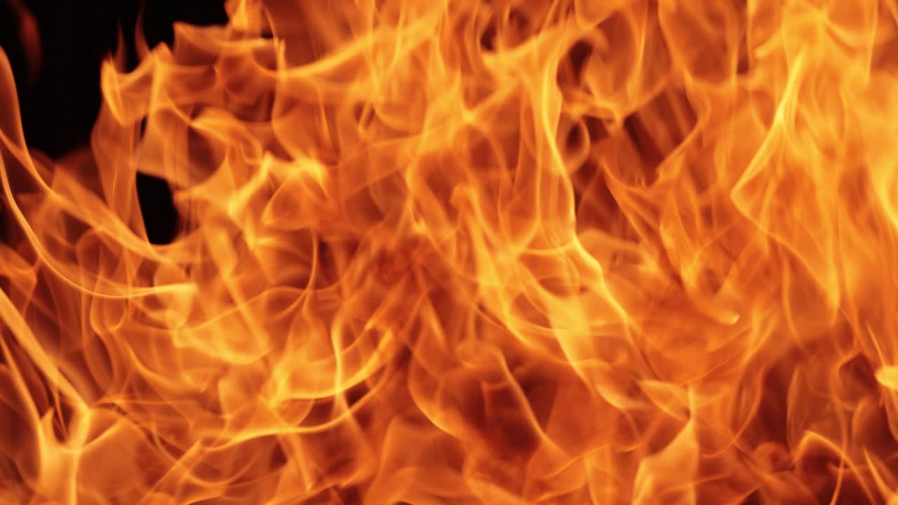 llamas de fuego sobre fondo negro en cámara lenta