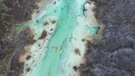 Mexikanische-Cenote,-Drohnen-Luftaufnahme-Von-Oben-Nach-Unten