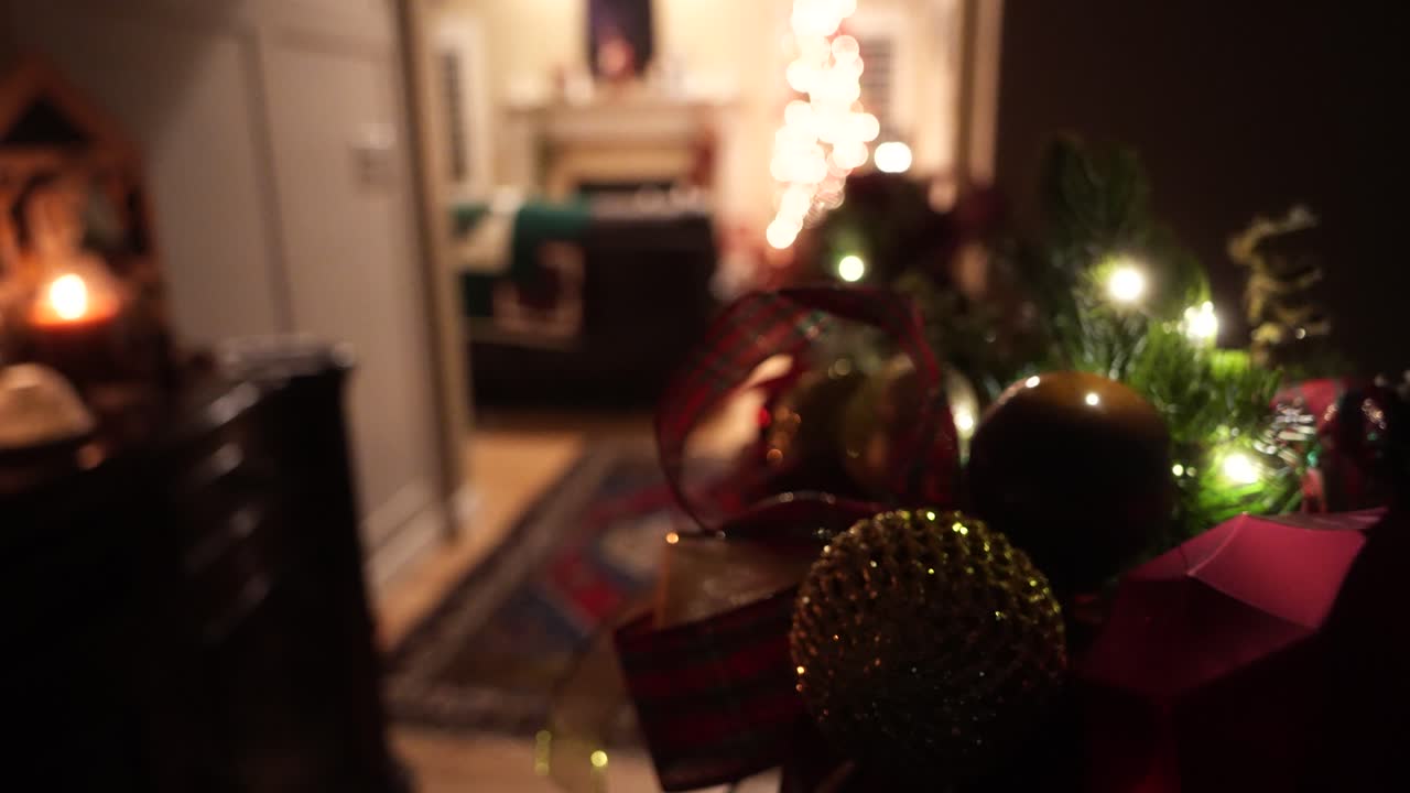 mirando desde la guirnalda en la escalera hasta la sala de estar decorada con un árbol de navidad - foco de rack