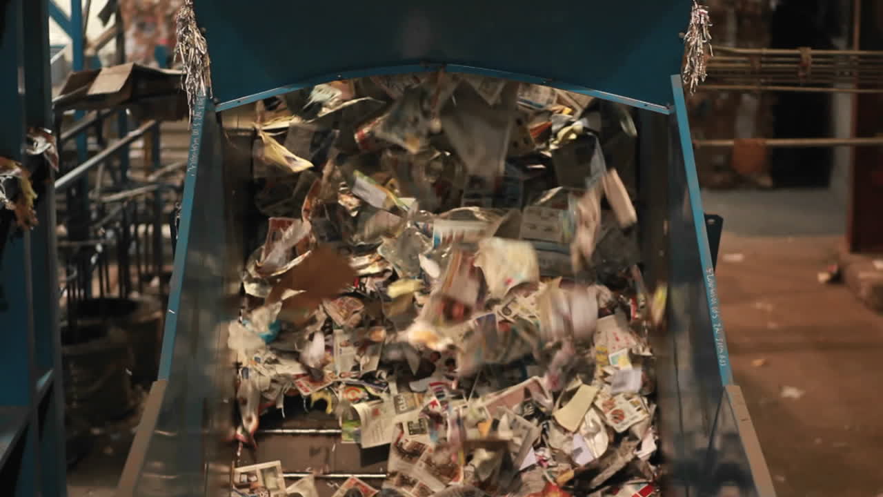 종이 제품은 재활용 센터에서 분류됩니다.