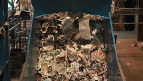 los productos de papel se clasifican en un centro de reciclaje