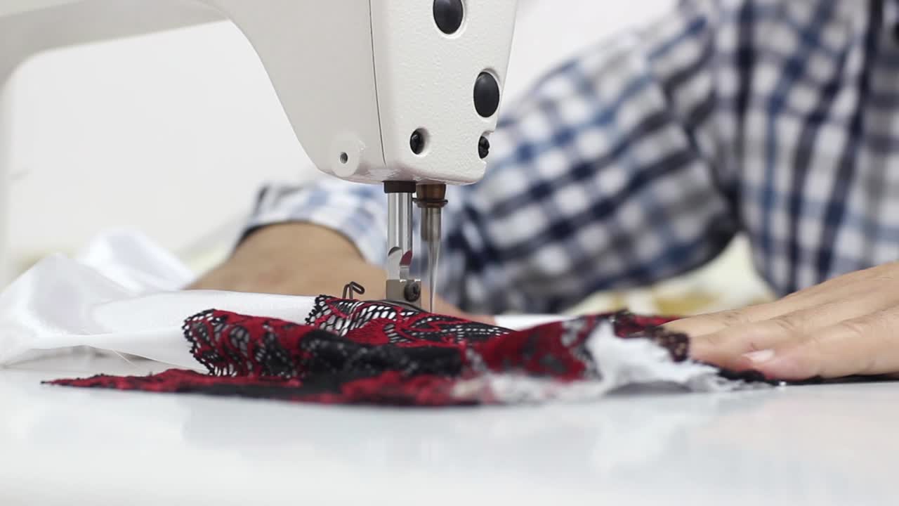 la aguja de la máquina de coser se mueve rápidamente arriba y abajo 1