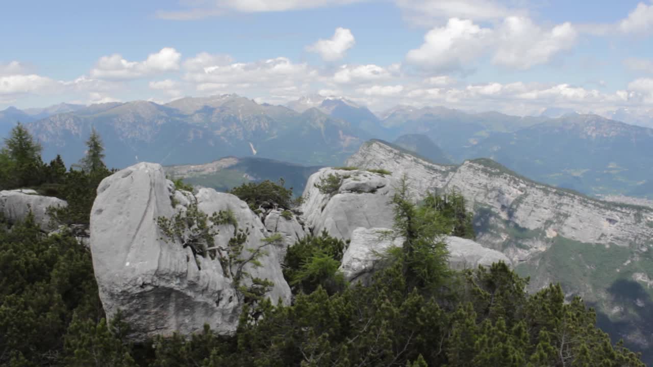 algunas imágenes filmadas durante una caminata diaria en altopiano dei sette comuni, veneto, italia