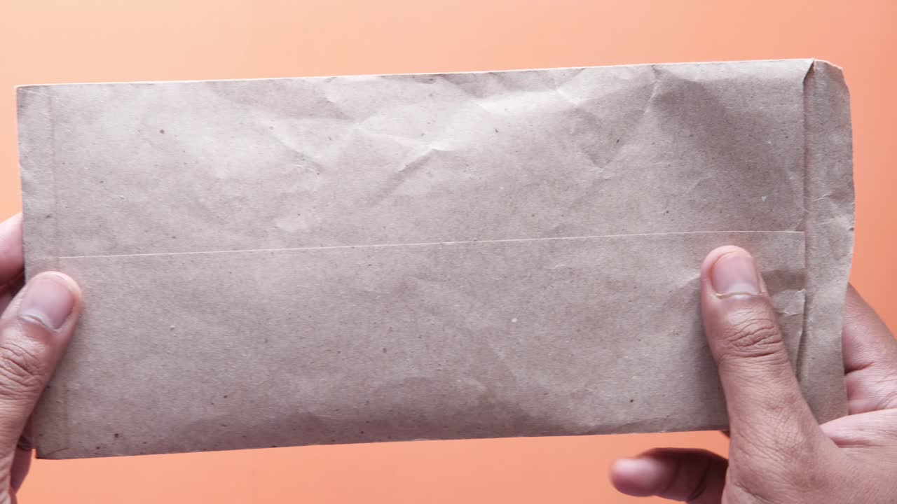 갈색 봉투에 넣은 돈