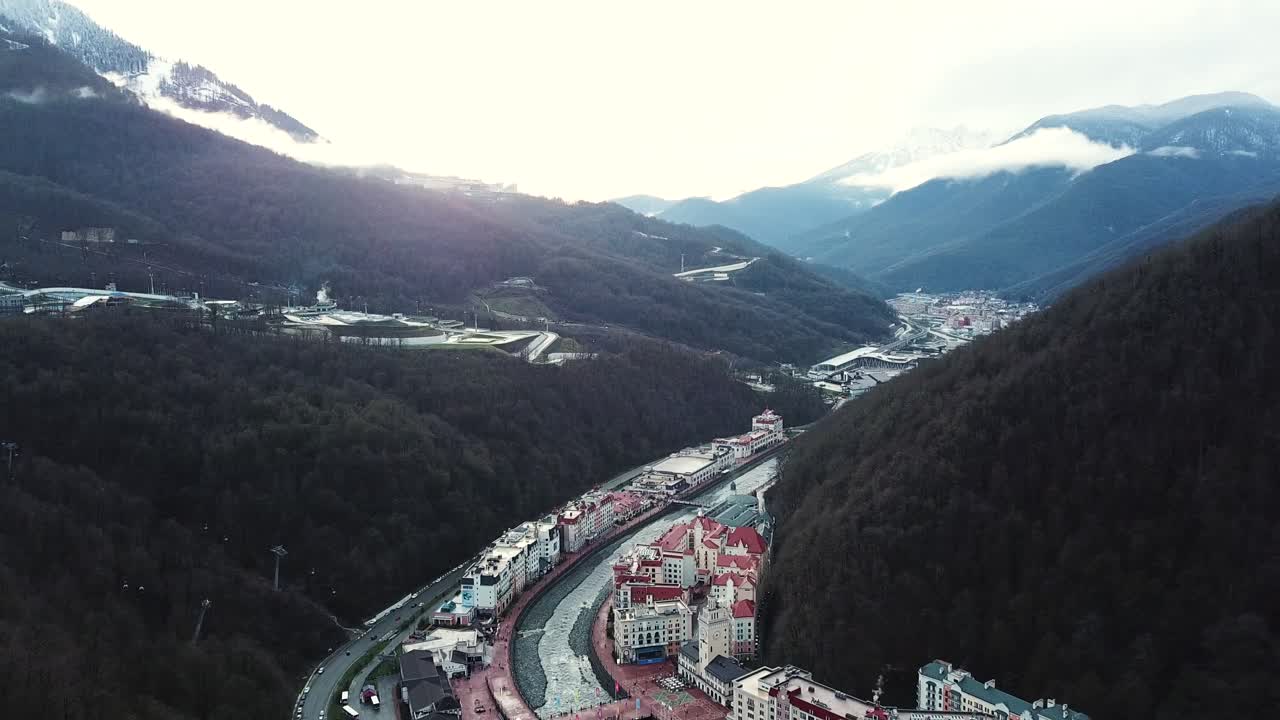 vista aérea de una ciudad turística de montaña