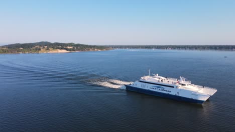 Sol-Brillando-Sobre-El-Lago-Con-La-Llegada-Del-Ferry-De-Milwaukee