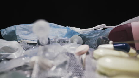 medicamentos antibacterianos y equipo de protección en la macro negra