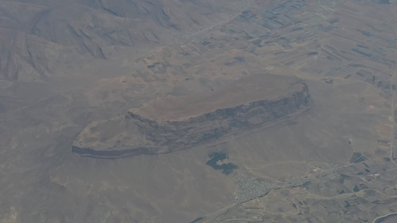 두바이에서 티블리시로 가는 비행기에서 발견된 이상한 선박과 같은 구조물