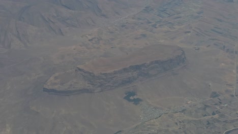 una extraña estructura parecida a un barco avistada desde el avión en ruta de dubai a tbilisi