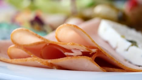 Salchicha de salami cortada en trozos finos