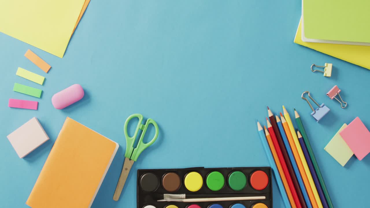 파란색 표면에 학교 장비와 함께 프레임의 비디오