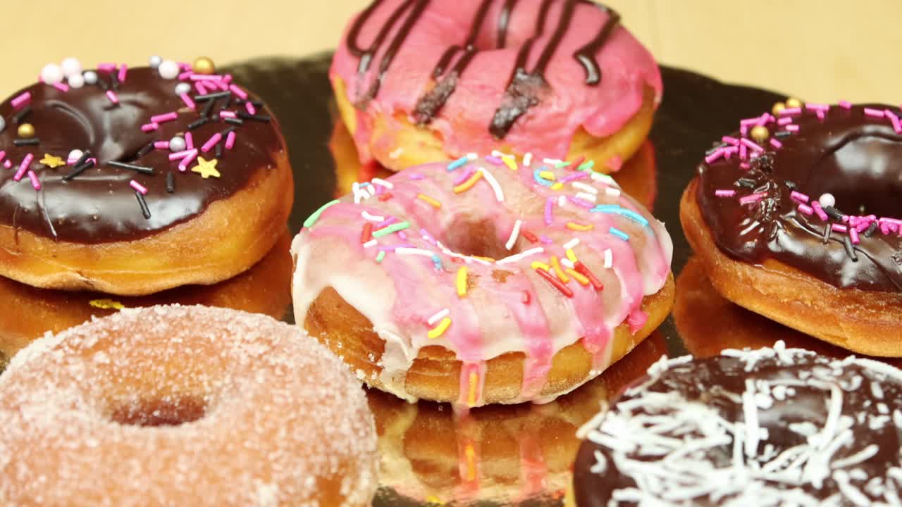 varietà di ciambelle glassate che girano su un giradischi