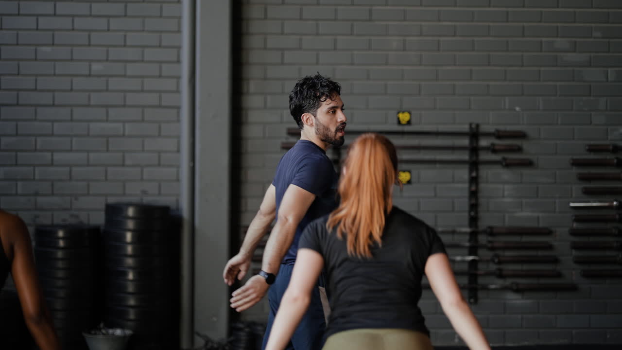sesión de entrenamiento físico en el gimnasio
